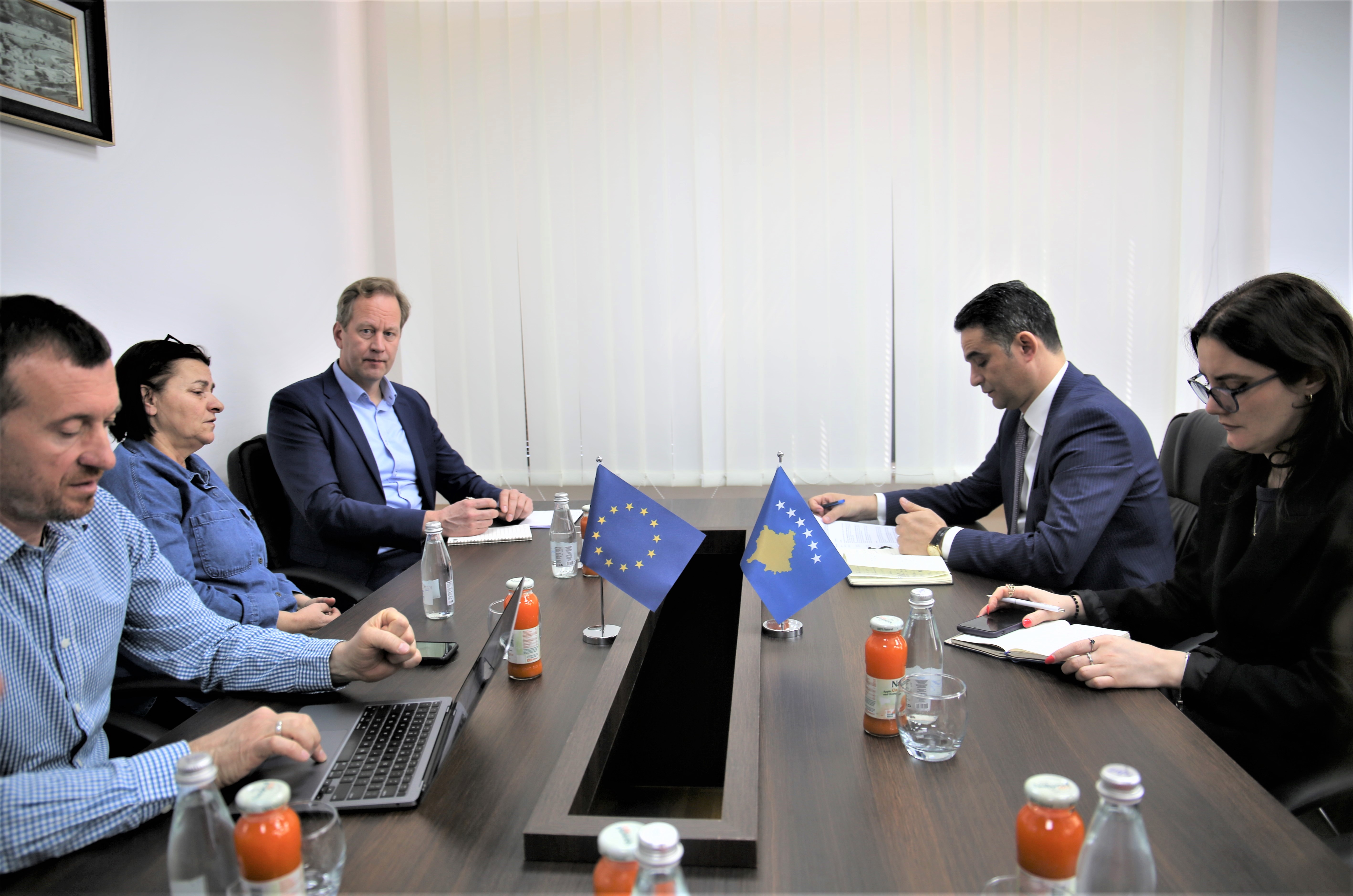 Drejtori i Përgjithshëm i SKPK-së priti në takim ekspertët e projektit “Përmirësimi i trajtimit të personave të privuar nga liria” të Zyrës së Këshillit të Evropës