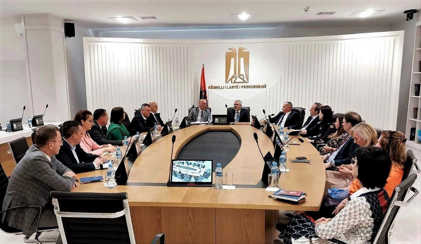 Predstavnike TSK i institucija Državnog Tužioca Kosova na sastanku je dočekao Glavni Generalni Tužilac i Predsednica Nezavisne Kvalifikacione Komisije Albanije