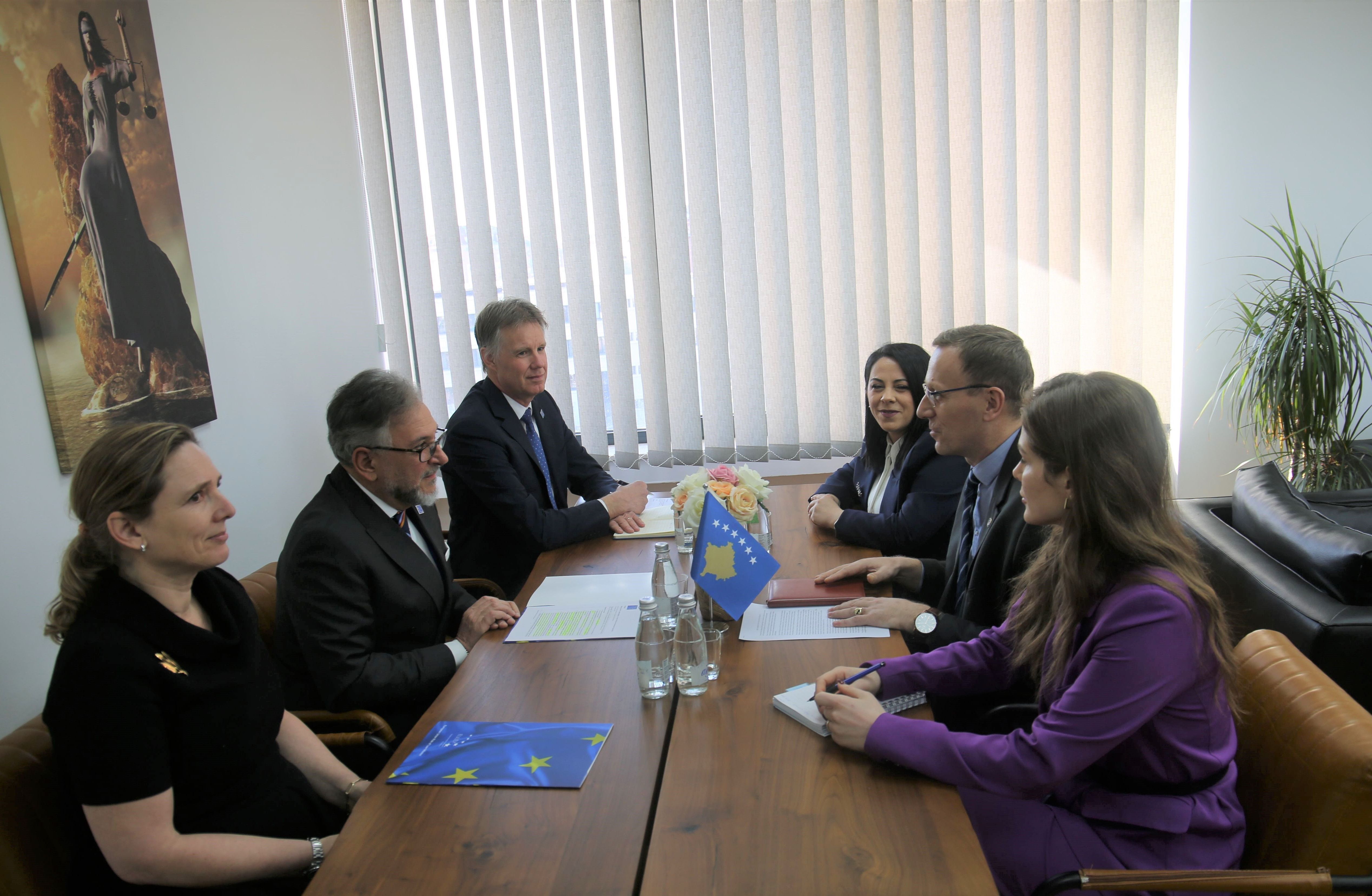The chairman of the Prosecution Council, Ardian Hajdaraj, hosted the head of EULEX, Giovanni Barbano and deputy head Emily Rakhorst in a meeting